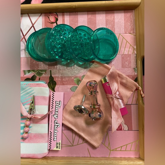 When A Woman Smokes Travel Kit 💨 - Picture 6 of 11